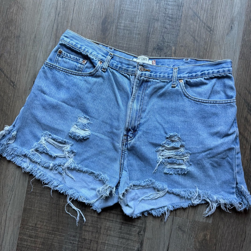 Y2K Levi’s Comfort Fit Distressed Cutoff Shorts
